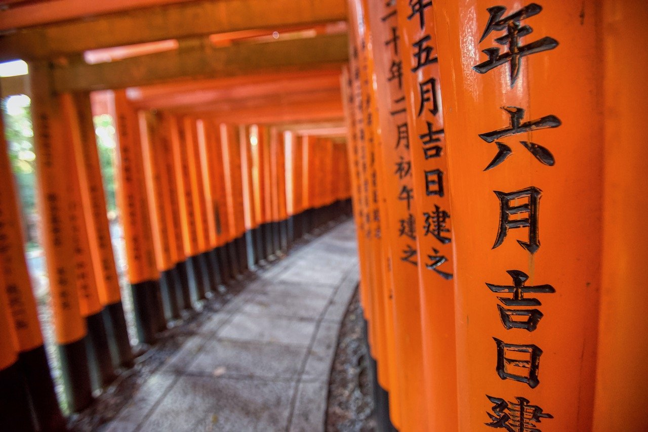   Fushimi-Inari Taisha Shrine, Kyoto, Japan (ISO 3200, 16 mm, f/2.8, 1/80 s)  