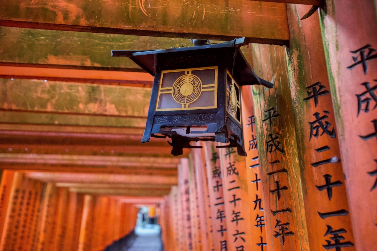   Fushimi-Inari Taisha Shrine, Kyoto, Japan (ISO 3200, 33 mm, f/2.8, 1/50 s)  