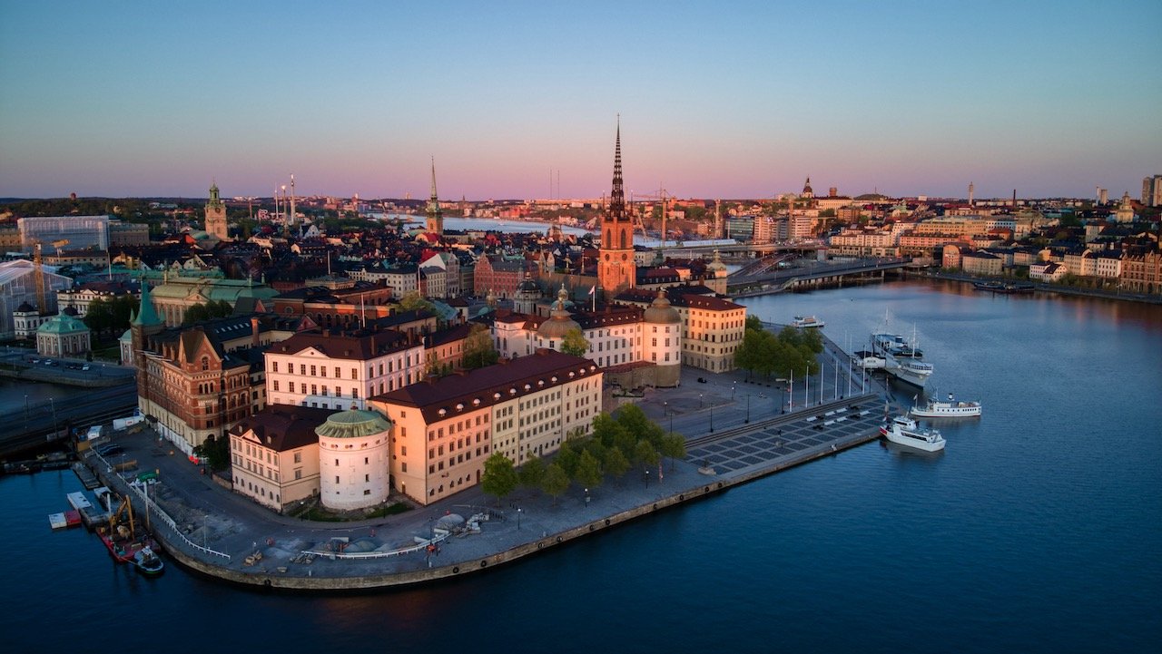   Gamla Stan, Stockholm, Sweden (ISO 100, 4.5 mm,  f /2.8, 1/5 s)  