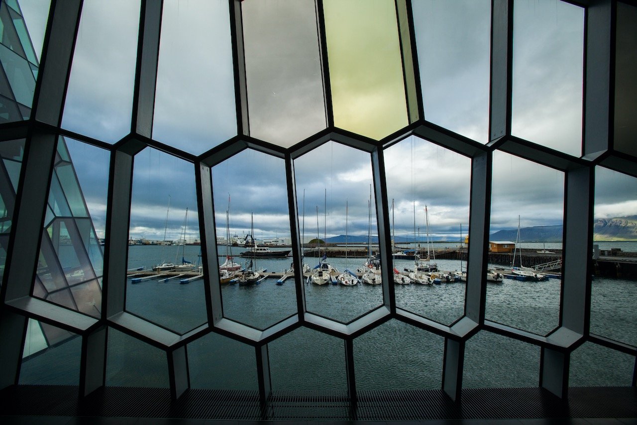   Harpa Convention Center (ISO 400, 16 mm,  f /8, 1/400 s)  