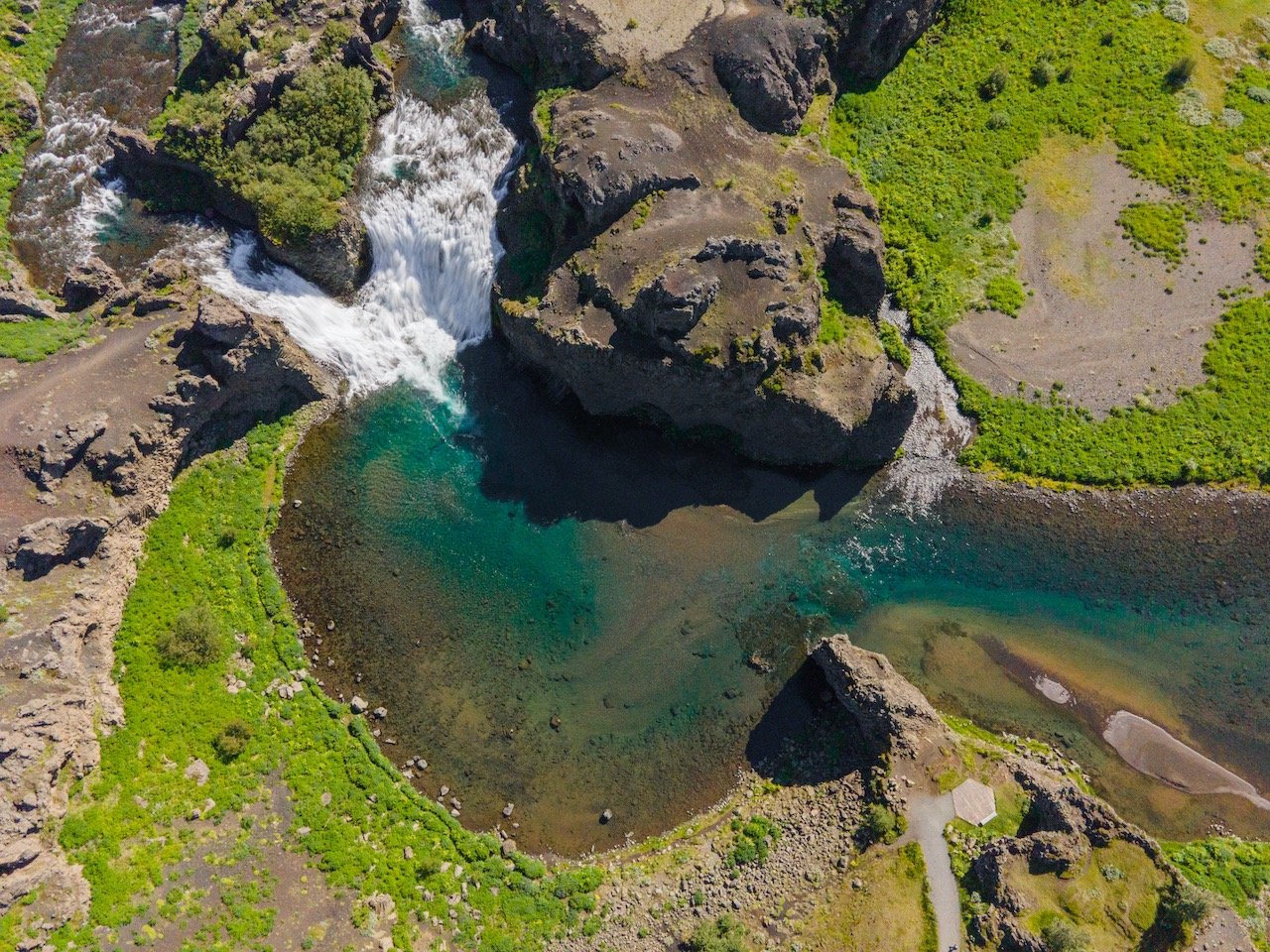   Hjalparfoss Waterfall, Iceland (ISO 530, 4.5 mm,  f /2.8, 1/5 s)  