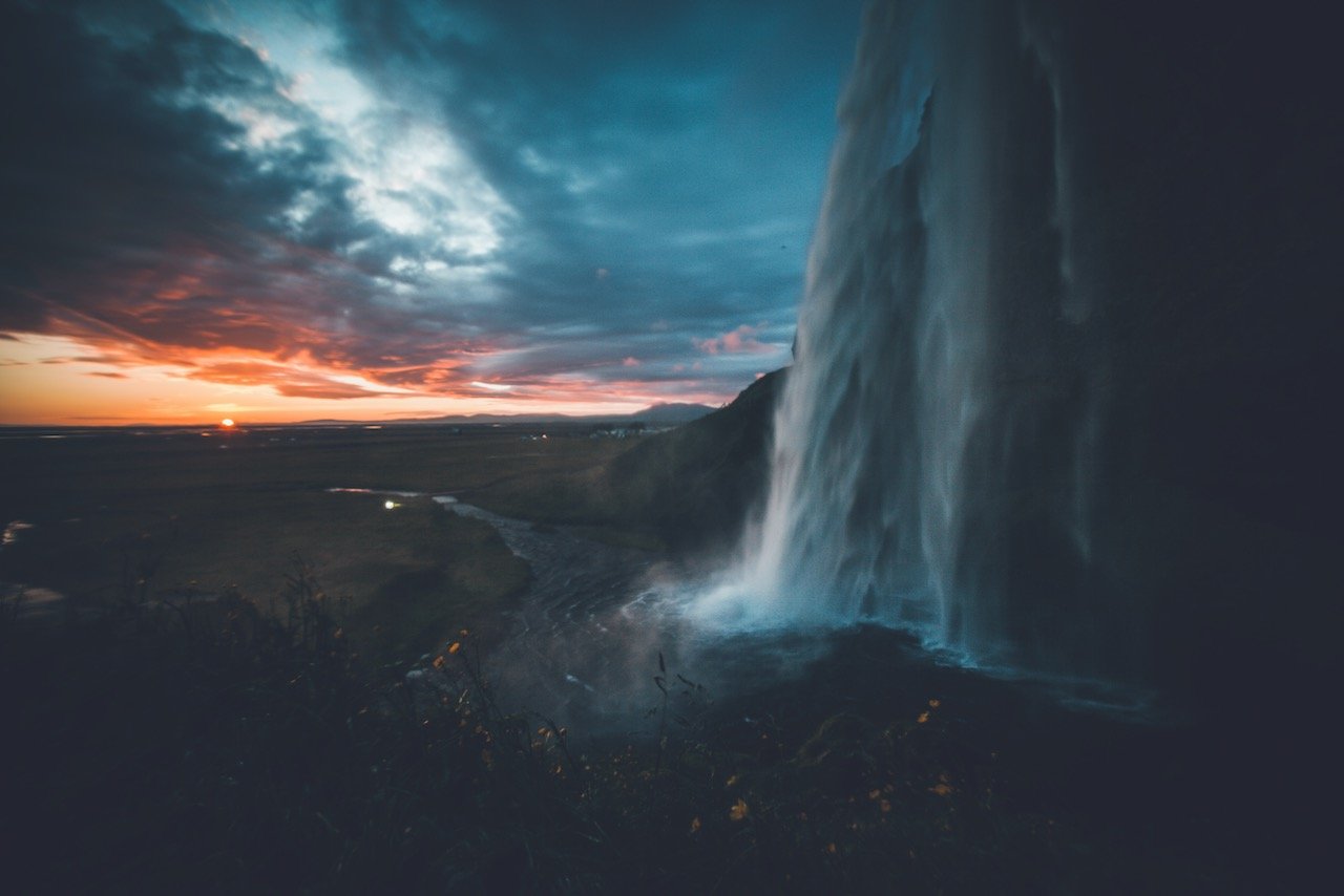   Seljalandsfoss Waterfall, Iceland (ISO 100, 16 mm,  f /8, 1/10 s)  