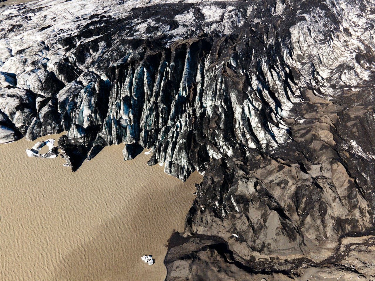   Sólheimajökull Glacier, Iceland (ISO 100, 4.5 mm,  f /2.8, 1/20 s)  