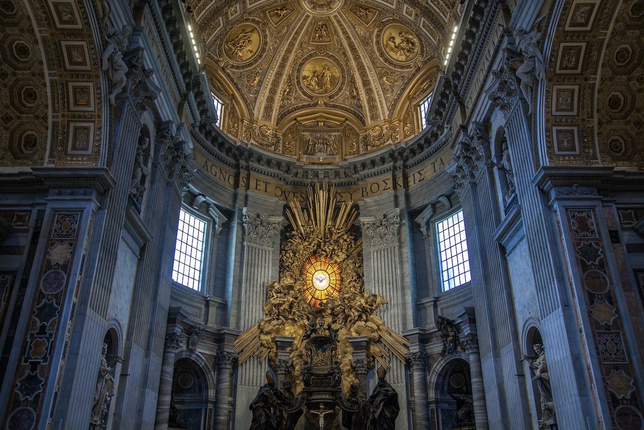   St. Peter’s Basilica, Vatican City (ISO 800, 32 mm,  f /4.0, 1/40 s)  