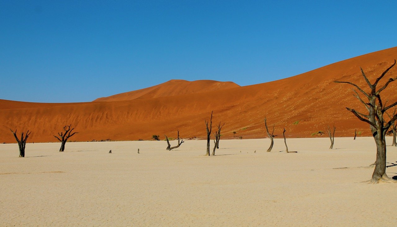   Sossusvlei, Namib-Naukluft National Park, Namibia (ISO 100, 30 mm, f/8, 1/640 s)  
