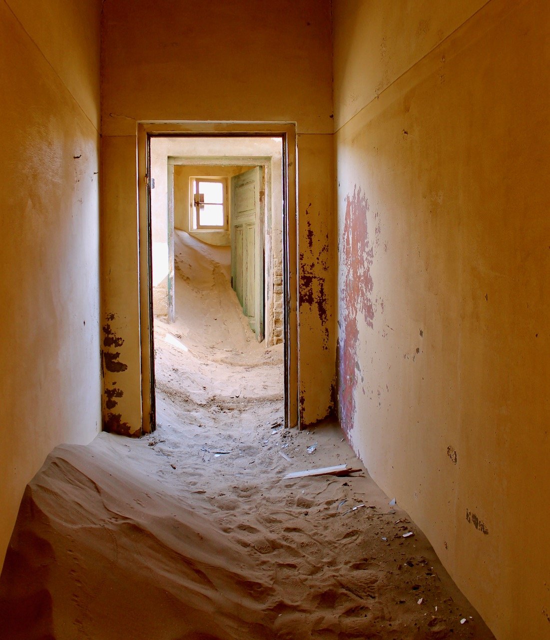   Kolmanskop, Namibia (ISO 100, 18 mm, f/3.5, 1/40 s)  