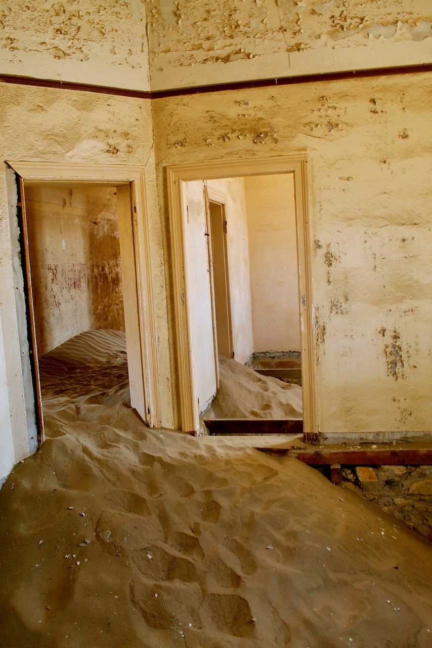   Kolmanskop, Namibia (ISO 200, 18 mm, f/3.5, 1/30 s)  