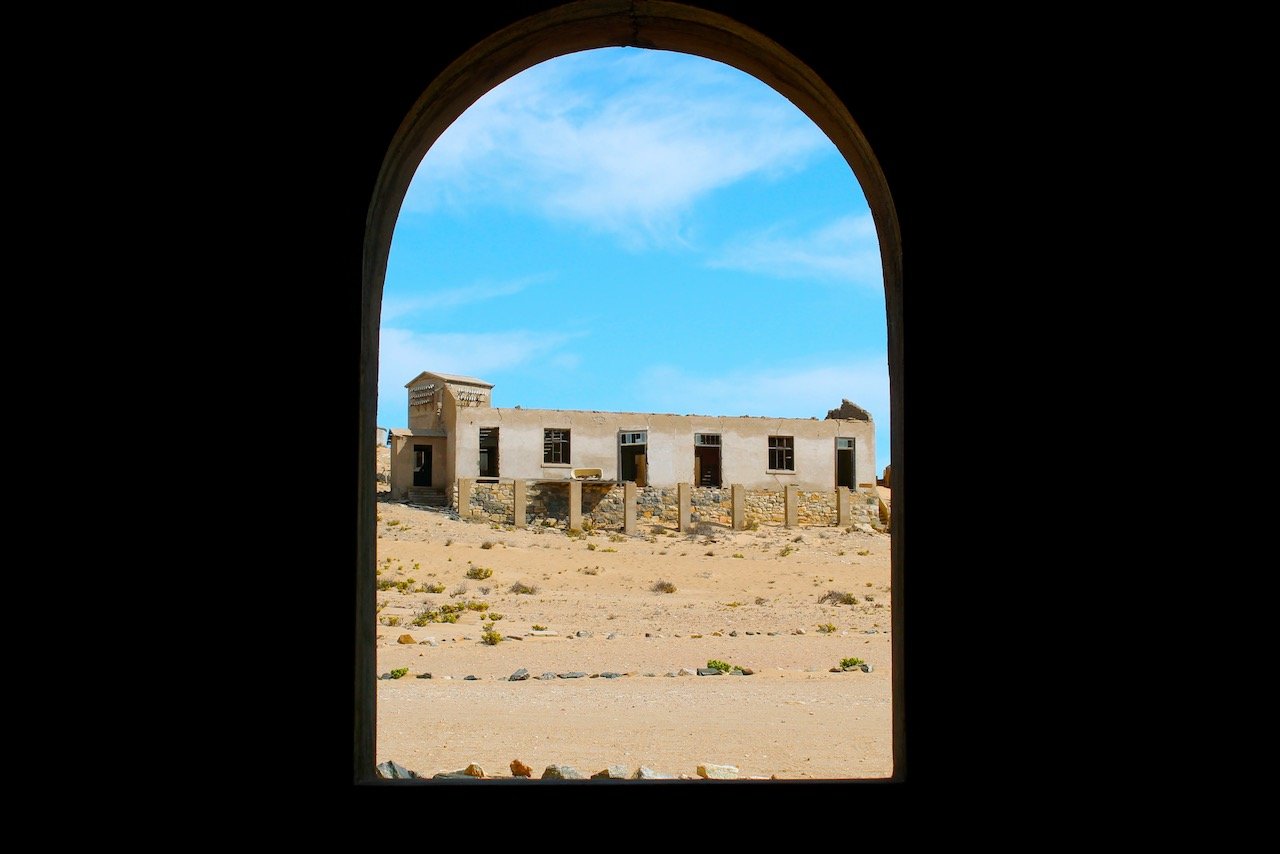   Kolmanskop, Namibia (ISO 100, 35 mm, f/10, 1/250 s)  