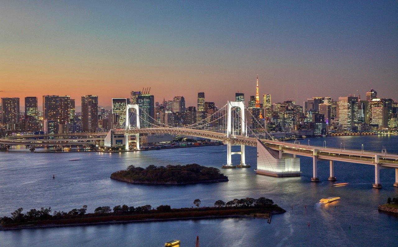   Rainbow Bridge (from FUJI TV Tower), Tokyo, Japan (ISO 125, 58 mm, f/8, 5 s)  