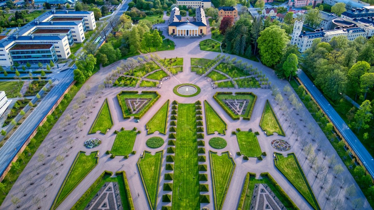   Linneanum and Botanical Garden (ISO 100, 4.5 mm,  f /2.8, 1/8 s)  