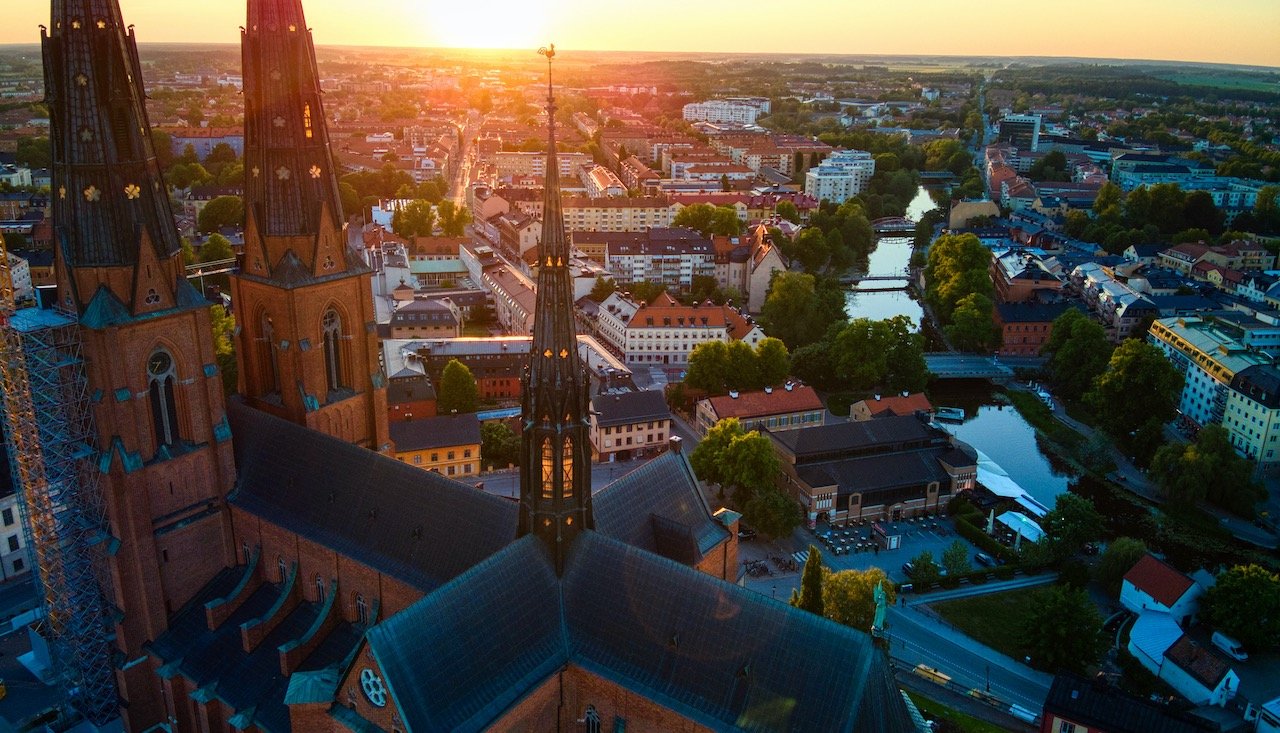   Uppsala Cathedral at Sunset (ISO 400, 4.5 mm,  f /2.8, 1/30 s)  