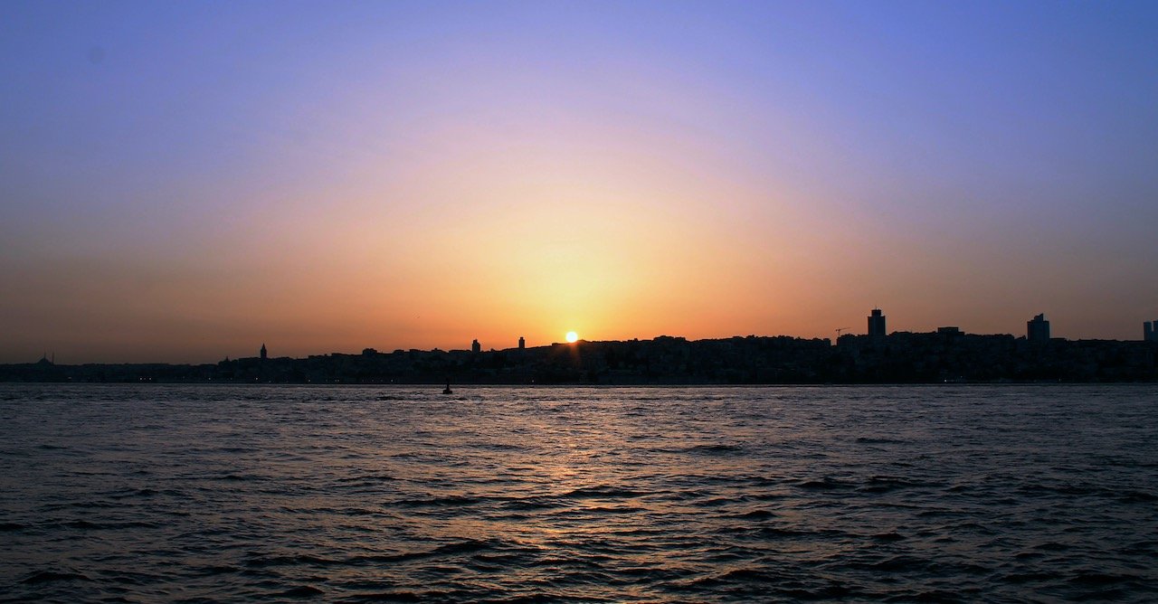   Sunset from Salacak, Istanbul, Turkey (ISO 100, 18 mm,  f /10, 1/125 s)  