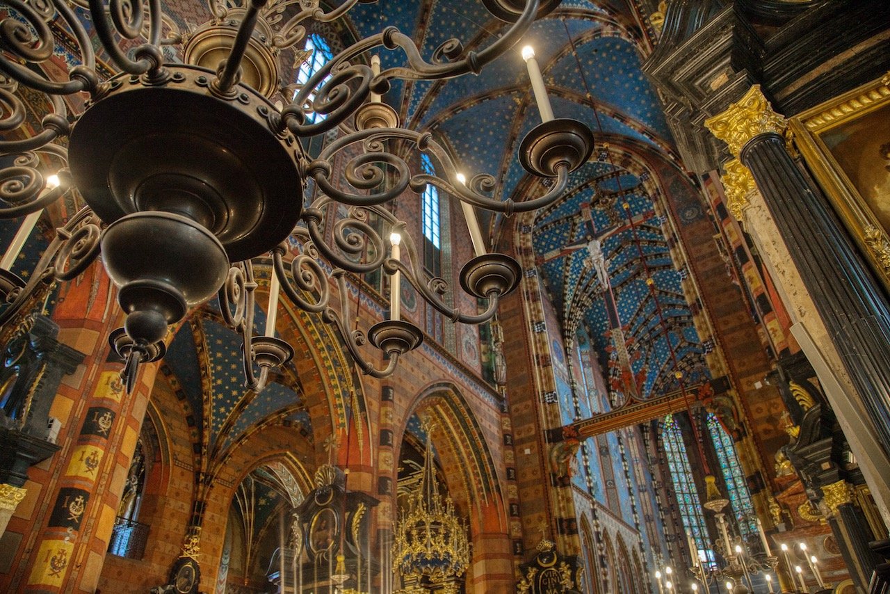   St. Mary’s Basilica, Kraków, Poland (ISO 2500, 24 mm,  f /4, 1/25 s)  