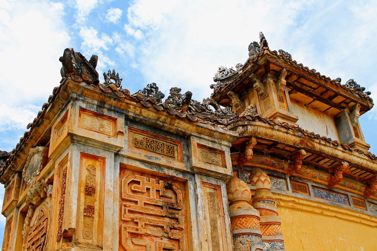   Bia Quoc Hoc, Hue, Vietnam (ISO 100, 24 mm, f/4.5, 1/1250s)  