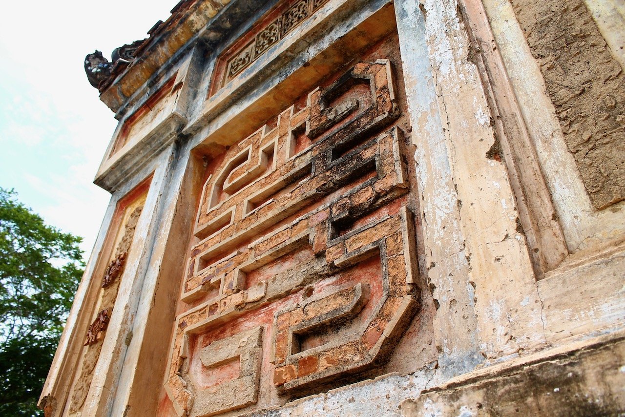   Bia Quoc Hoc, Hue, Vietnam (ISO 100, 18 mm, f/4.5, 1/800s)  