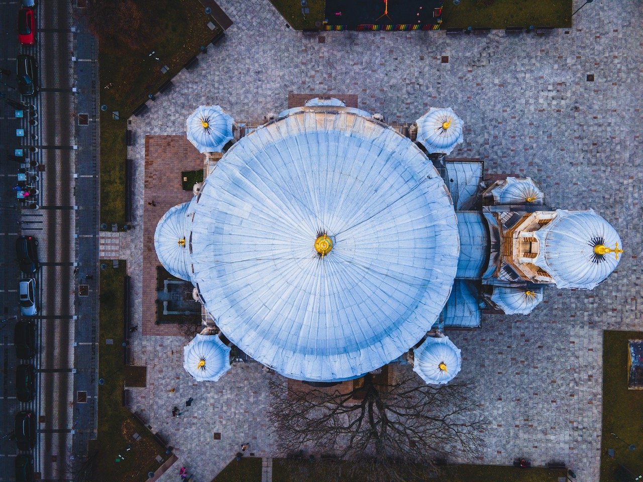   Church of Sveti Sedmochislenitsi, Sofia, Bulgaria (ISO 100, 4.5 mm,  f /2.8, 1/200 s)  