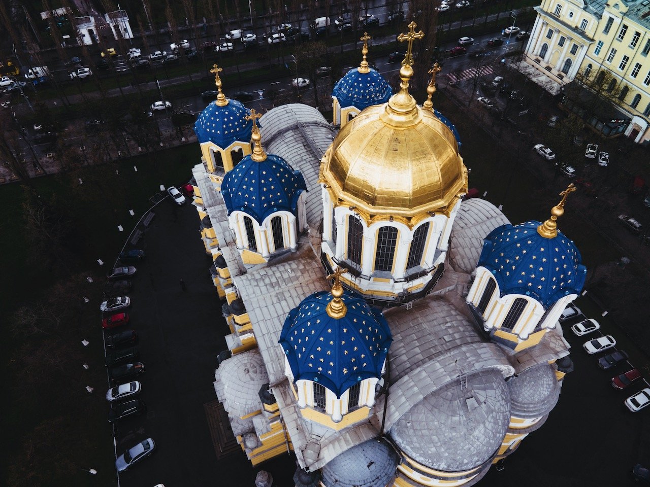   St. Volodymyr's Cathedral, Kiev, Ukraine (ISO 160, 4.5 mm,  f /2.8, 1/15 s)  