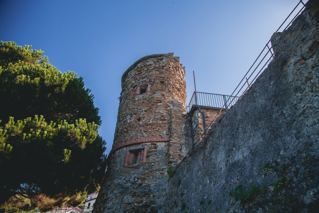   Castello di Riomaggiore, Cinque Terre, Italy (ISO 100, 24 mm,  f /6.3, 1/60 s)  