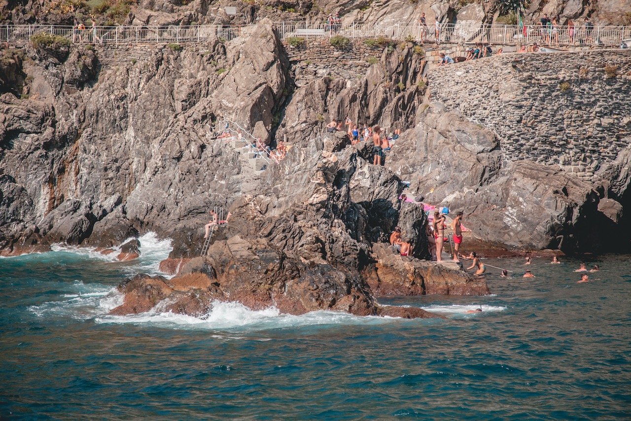   Manarola, Cinque Terre, Italy (ISO 100, 93 mm,  f /4, 1/800 s)  