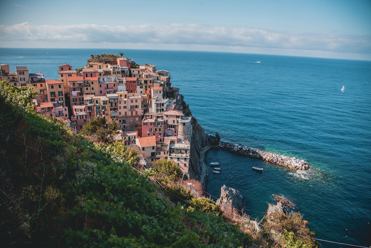   Manarola, Cinque Terre, Italy (ISO 100, 24 mm,  f /4, 1/640 s)  