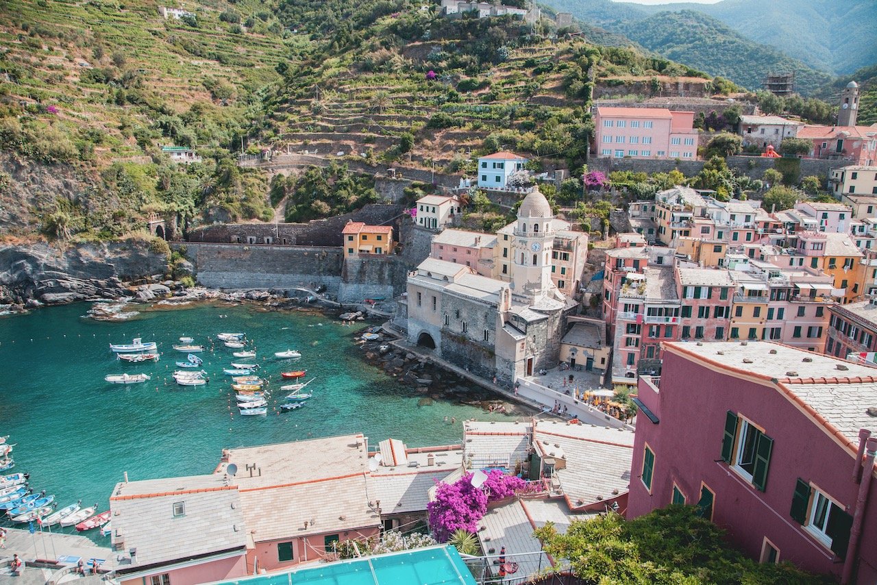   Vernazza, Cinque Terre, Italy (ISO 200, 24 mm,  f /8, 1/250 s)  