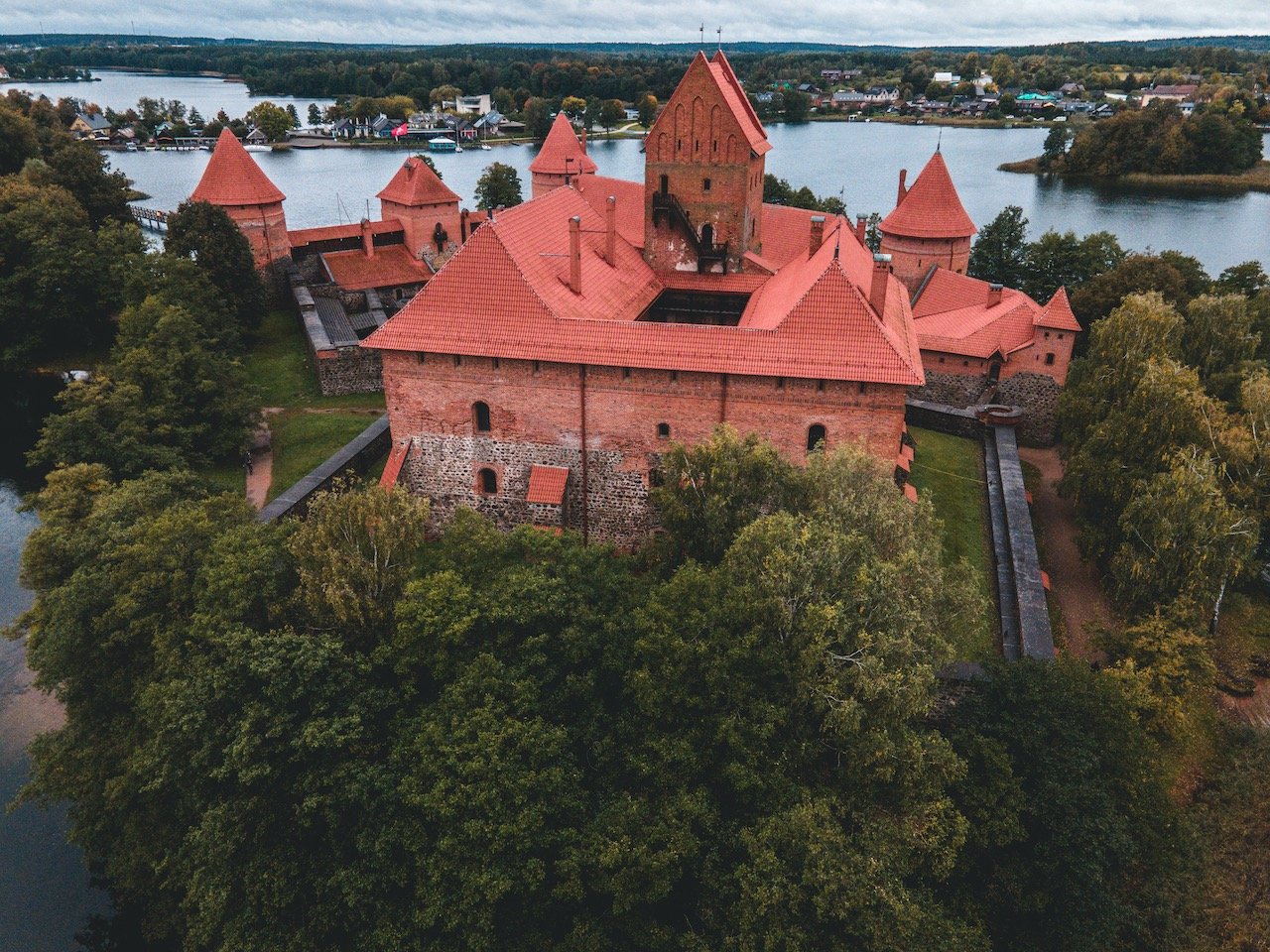   Trakai Island Castle, Trakai, Lithuania (ISO 400, 4.5 mm,  f /2.8, 1/40 s)  