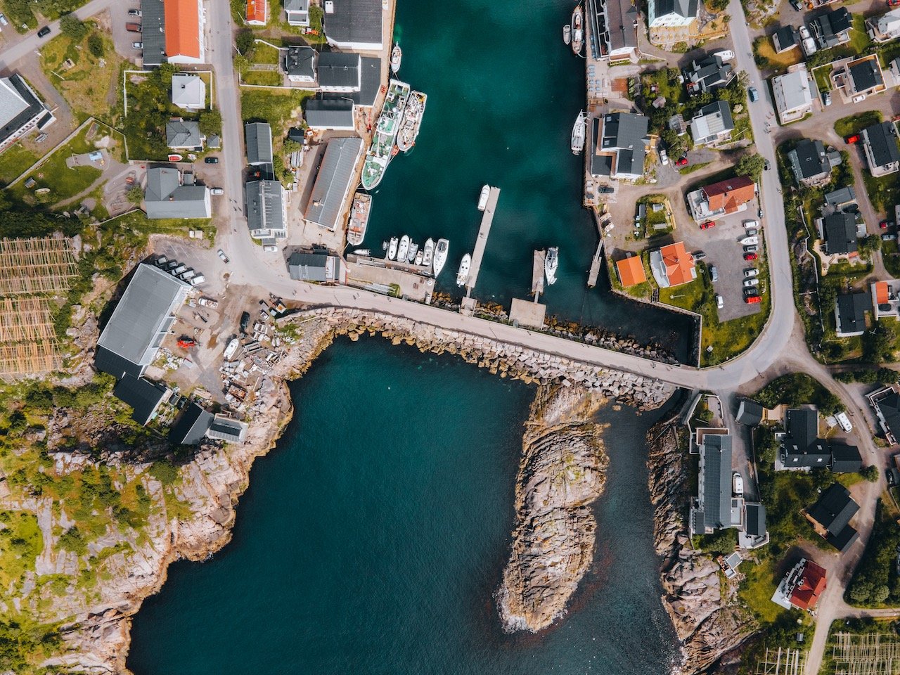   Henningsvær, Lofoten, Norway (ISO 100, 4.5 mm,  f /2.8, 1/50 s)  