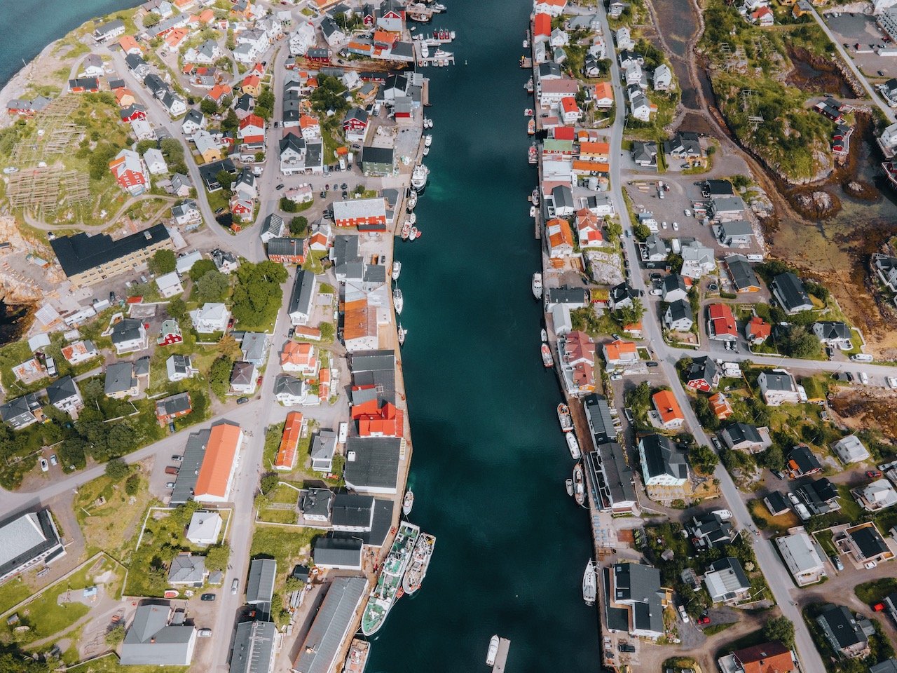   Henningsvær, Lofoten, Norway (ISO 100, 4.5 mm,  f /2.8, 1/50 s)  