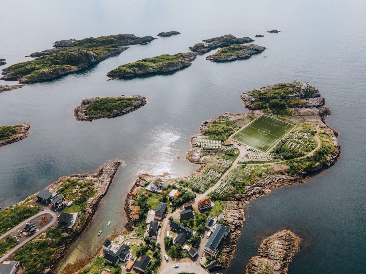   Henningsvær, Lofoten, Norway (ISO 100, 4.5 mm,  f /2.8, 1/50 s)  