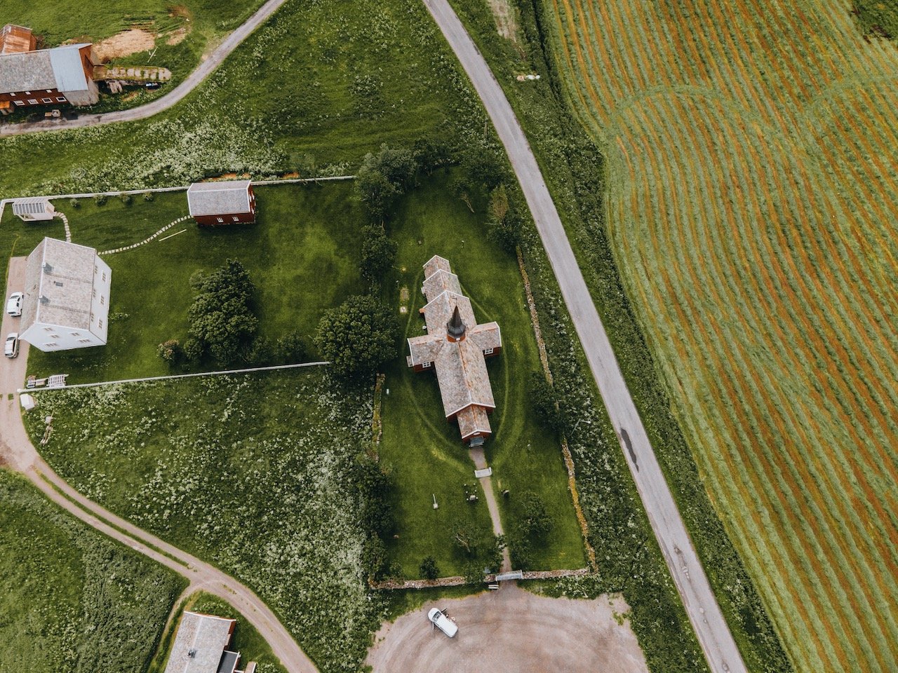   Flakstad Church, Lofoten, Norway (ISO 400, 4.5 mm,  f /2.8, 1/60 s)  