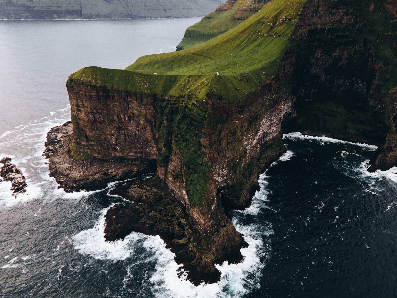   Kallur Lighthouse, Kalsoy, Faroe Islands (ISO 200, 4.5 mm,  f /2.8, 1/30 s)  