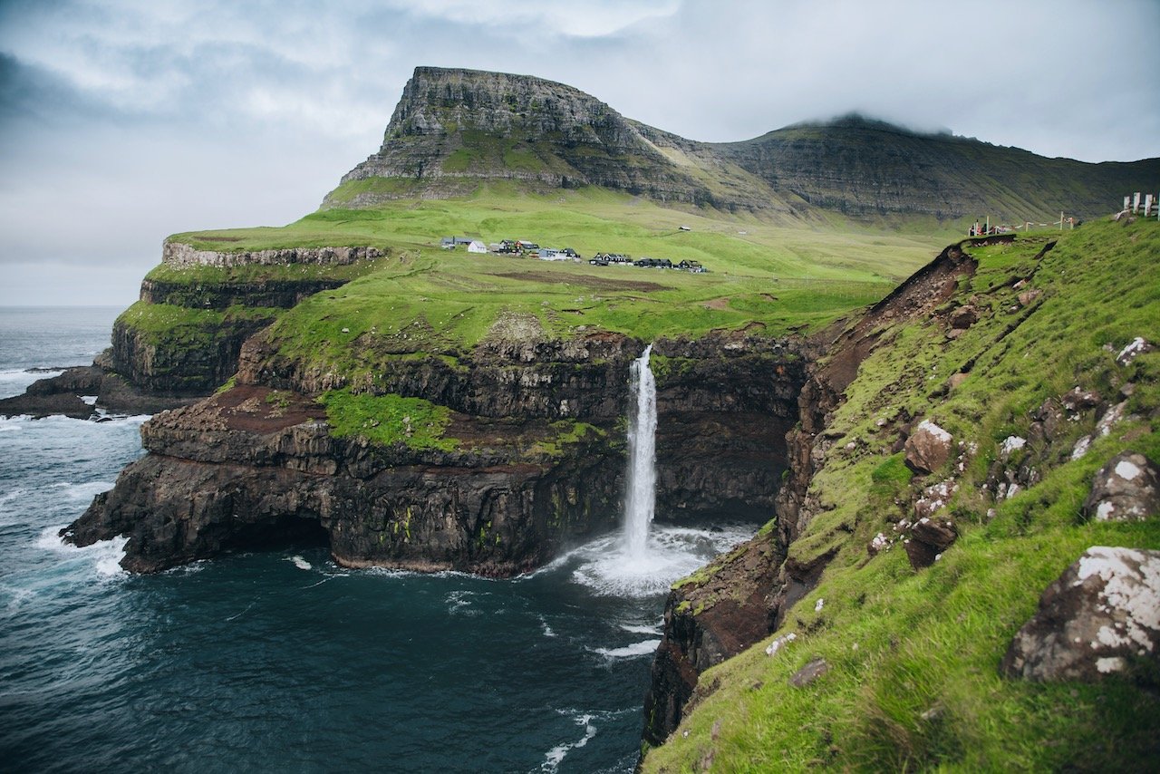   Múlafossur Waterfall, Vágar, Faroe Islands (ISO 100, 24 mm,  f /4.5, 1/400 s)  