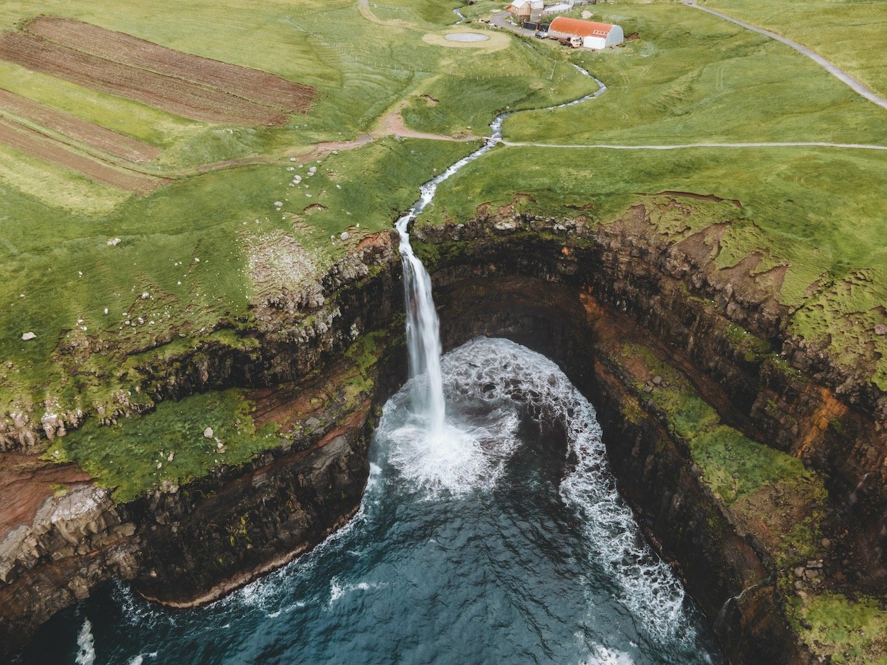   Múlafossur Waterfall, Vágar, Faroe Islands (ISO 100, 4.5 mm,  f /2.8, 1/8 s)  
