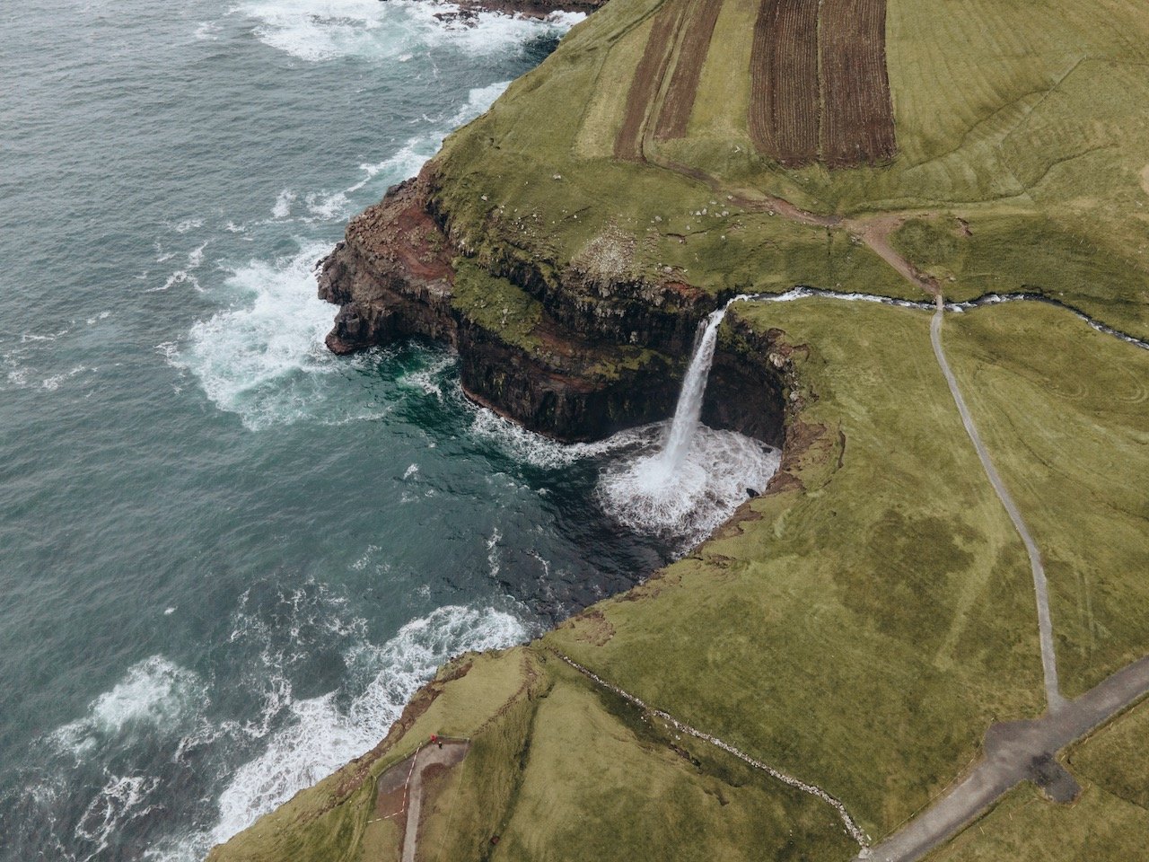   Múlafossur Waterfall, Vágar, Faroe Islands (ISO 200, 4.5 mm,  f /2.8, 1/60 s)  
