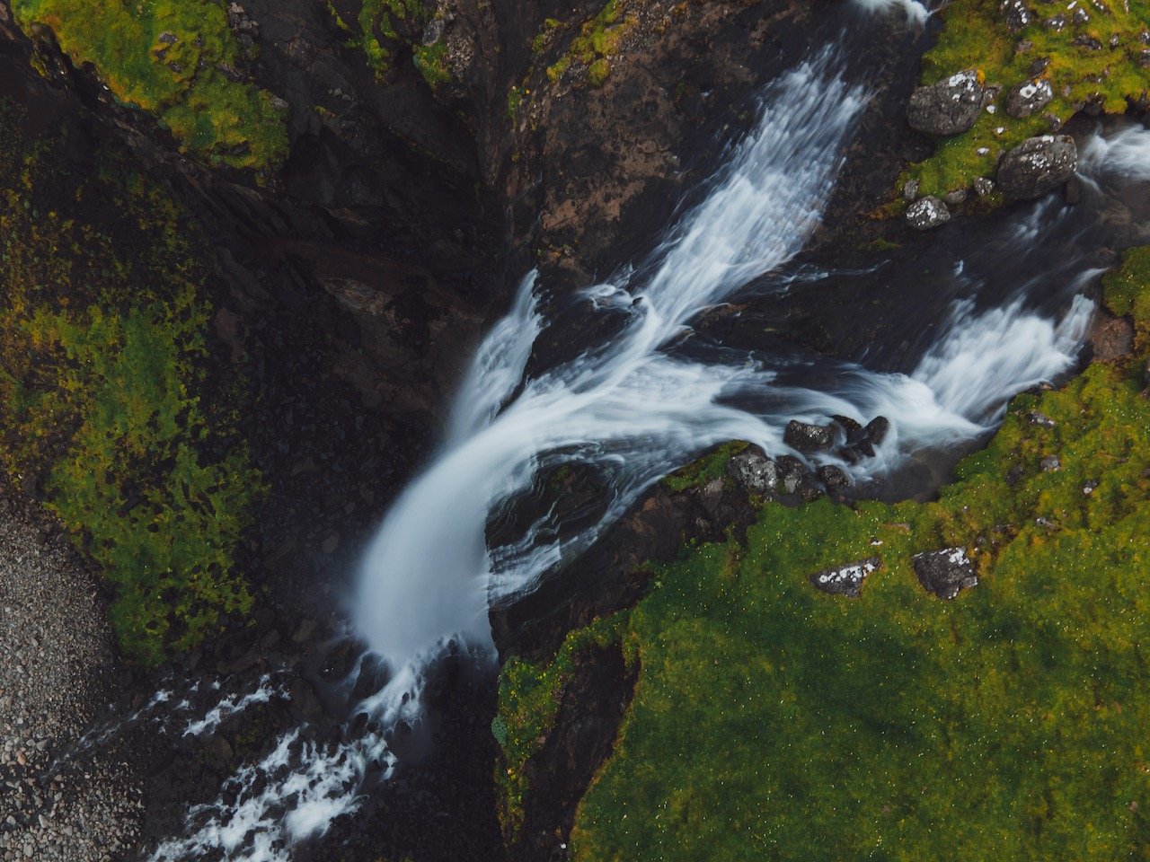 Skarðsáfossur Waterfall, Vágar, Faroe Islands (ISO 100, 4.5 mm, f /2.8, 0.8 s)