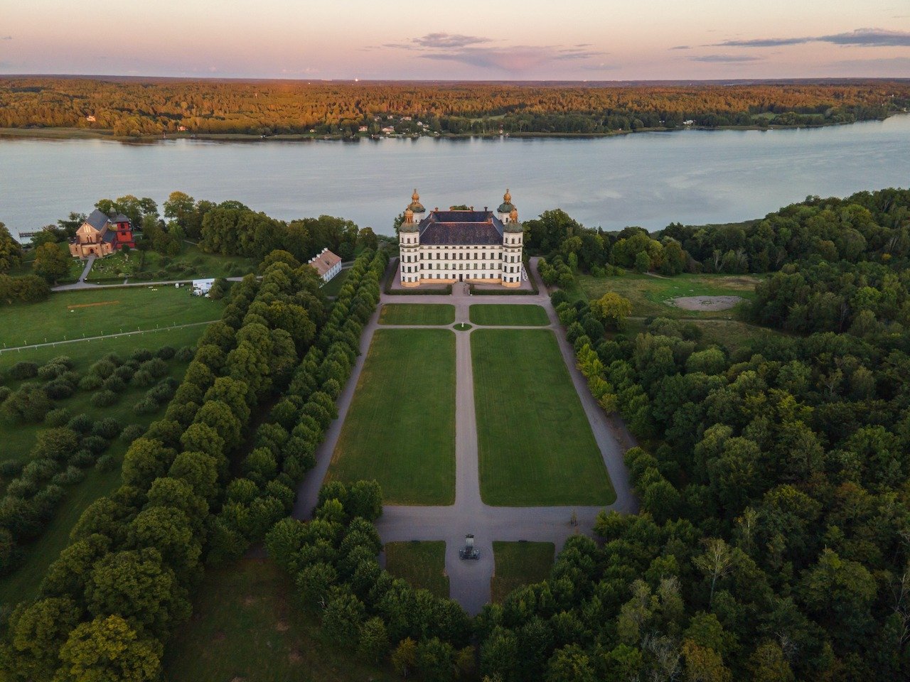 📍 Skokloster Castle, Sweden

I would love to return back to this castle sometime soon. It is one of the most pristine I have ever seen and it is perfect backdrop for the sunset and golden hour. 
.
.
.
.
.
#ecksplorer #cktheexplorer #dronemperors #dr