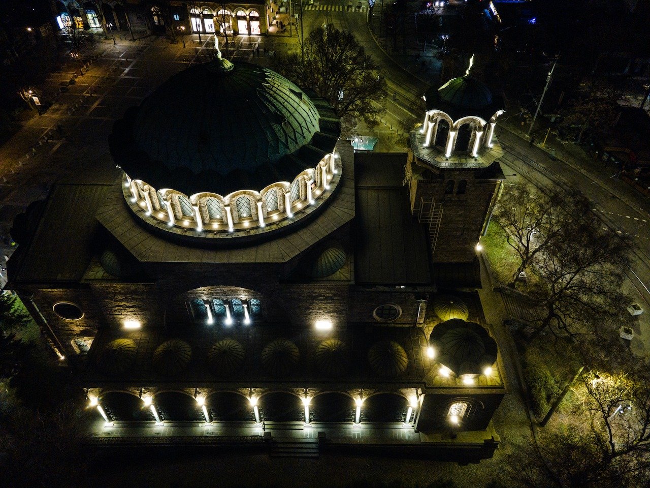 📍 St. Nedelya Cathedral Church, Sofia, Bulgaria

I rarely fly Toby at night, mainly because most country laws forbid it. Luckily, I found a nice area in Sofia where I could capture the night lights of St. Nedelya Cathedral Church. I surely did love 