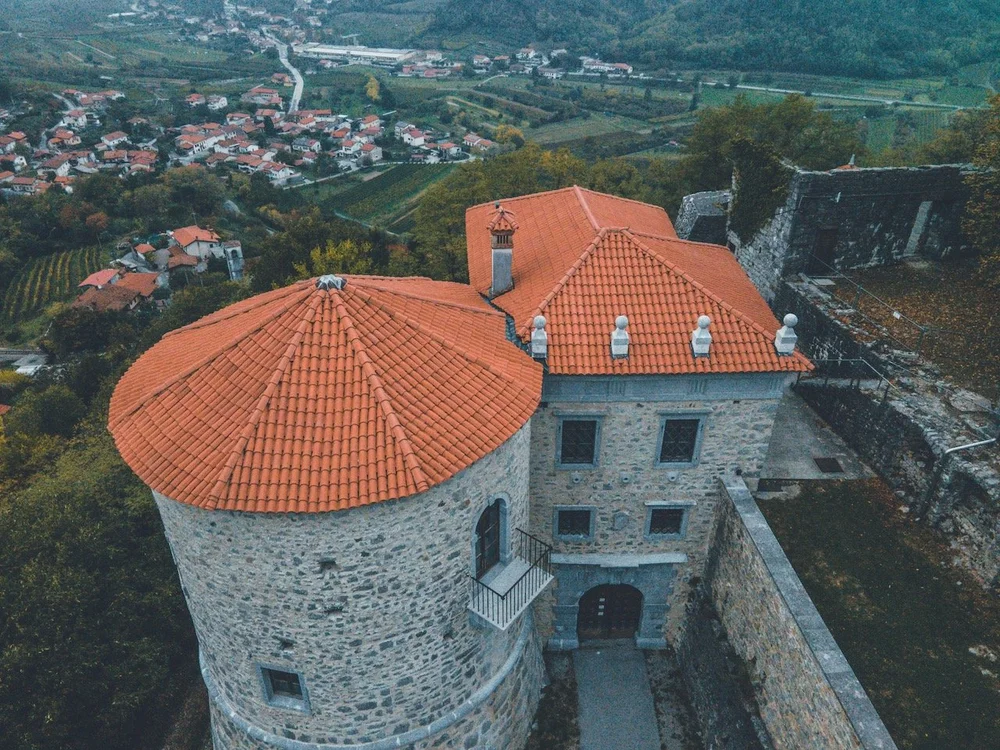   Branik/Rihemberk Castle, Slovenia (ISO 800, 4.5 mm,  f /2.8, 1/40 s)  
