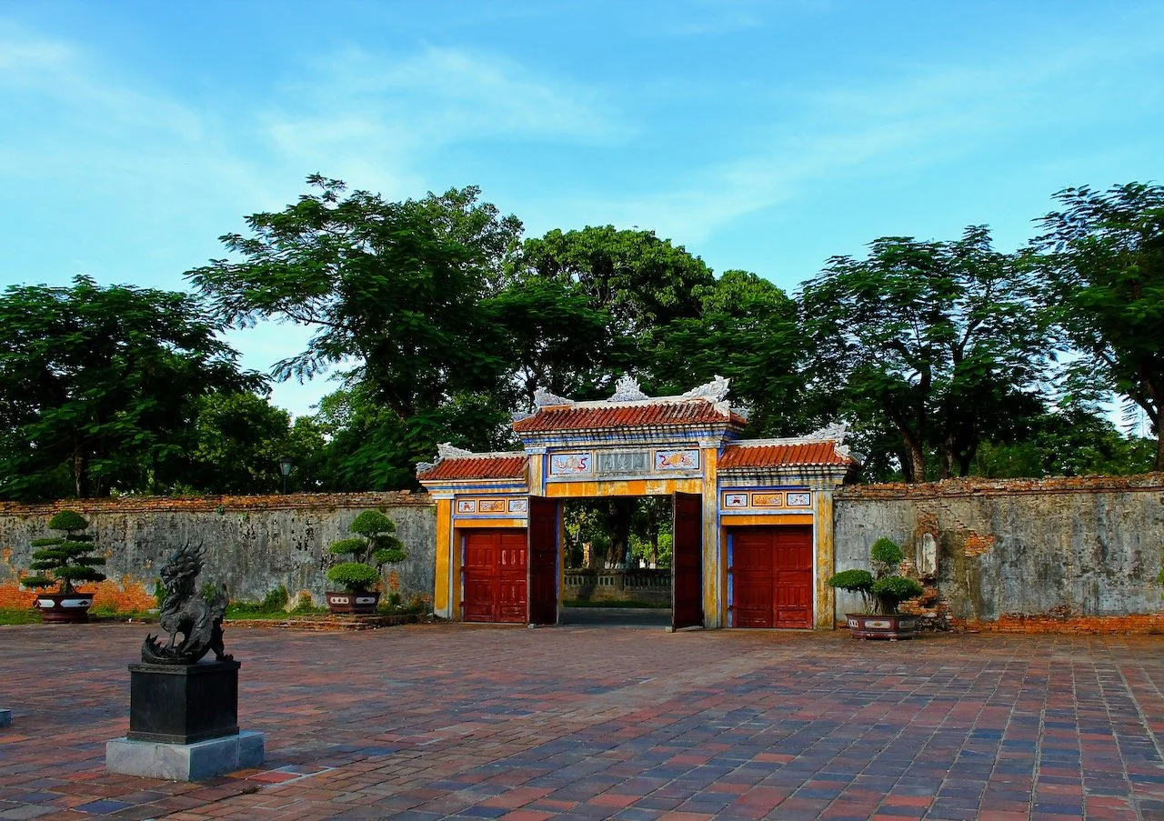 Hue, Vietnam (ISO 100, 24 mm, f /4.5, 1/500 s)