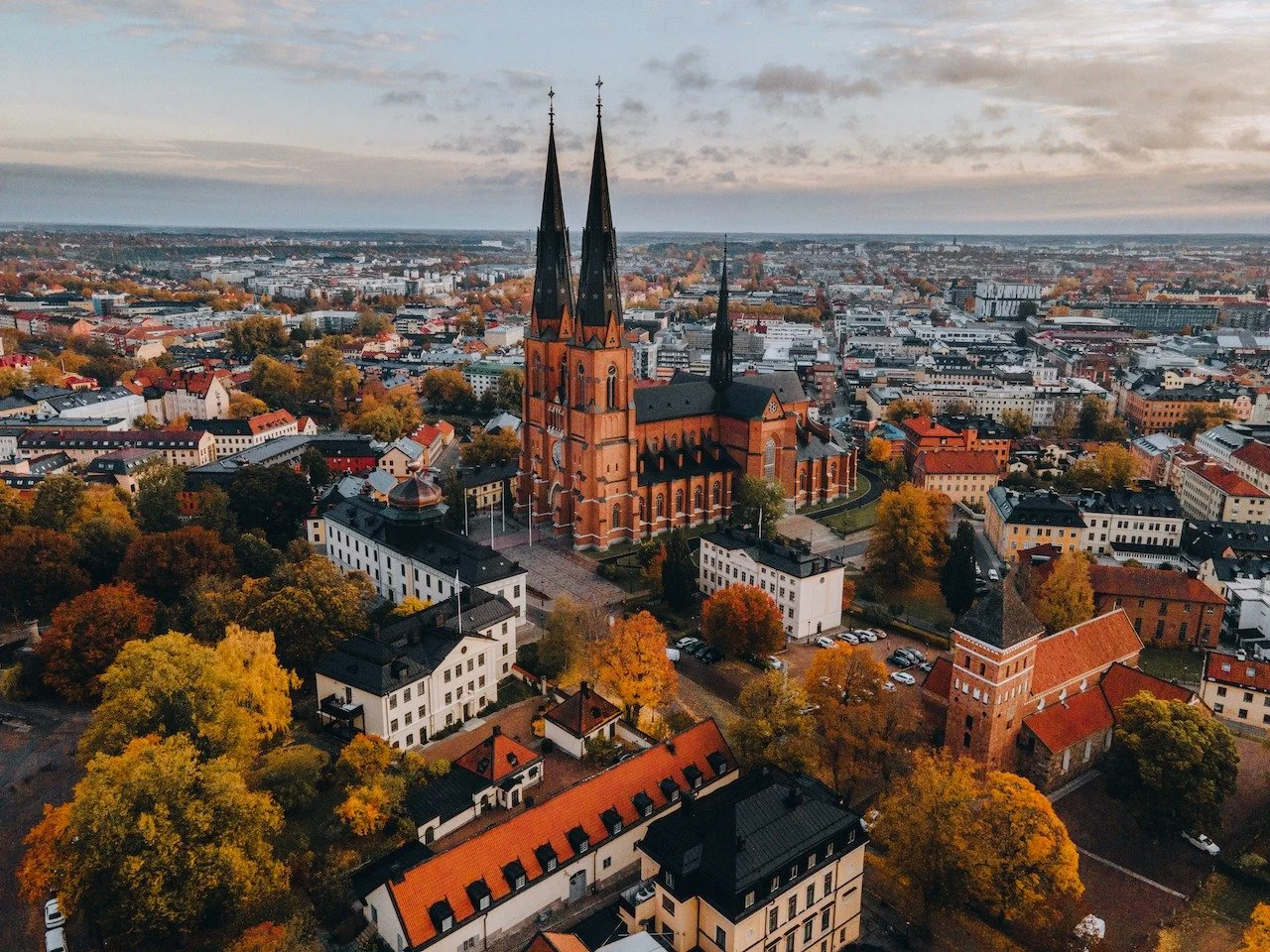 Golden hour over Uppsala Cathedral ✨

Rising above the city for more than 700 years, Uppsala Domkyrka is the tallest church in Scandinavia and one of Sweden&rsquo;s most important landmarks. Seeing its twin towers and Gothic details glow in soft even