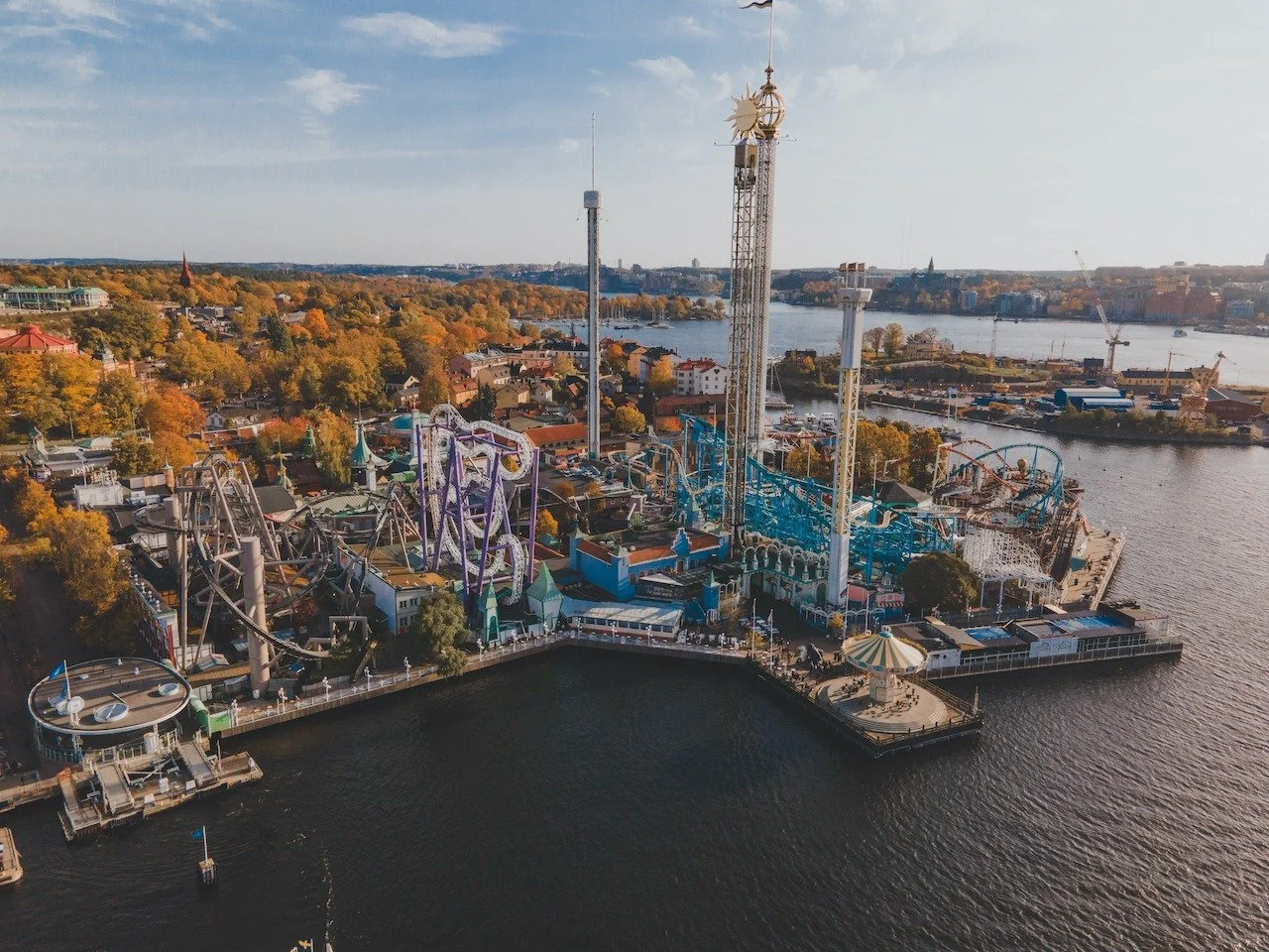 Autumn colors over Gr&ouml;na Lund 🎡🍂

From above, Stockholm&rsquo;s iconic amusement park turns into a maze of roller coasters, towers, and waterfront views &mdash; framed by golden trees and calm city waters. A playful contrast between motion and