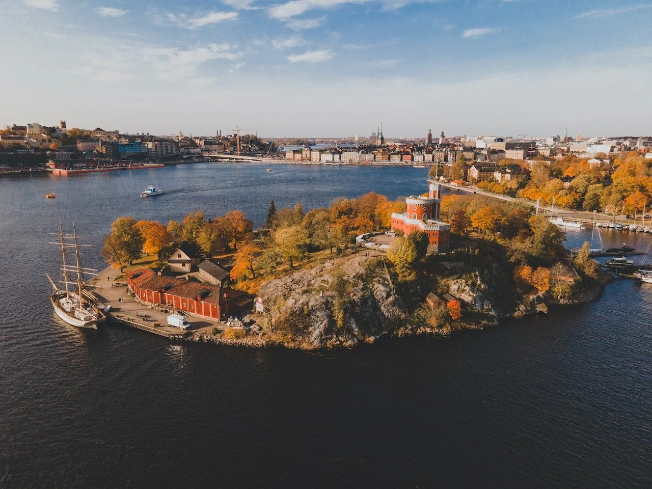 Autumn over Skeppsholmen 🍂

From above, the island glows with fall colors as Gamla Stan stretches across the horizon &mdash; calm waters, historic rooftops, and Stockholm&rsquo;s timeless balance between nature and city. One of those views that neve