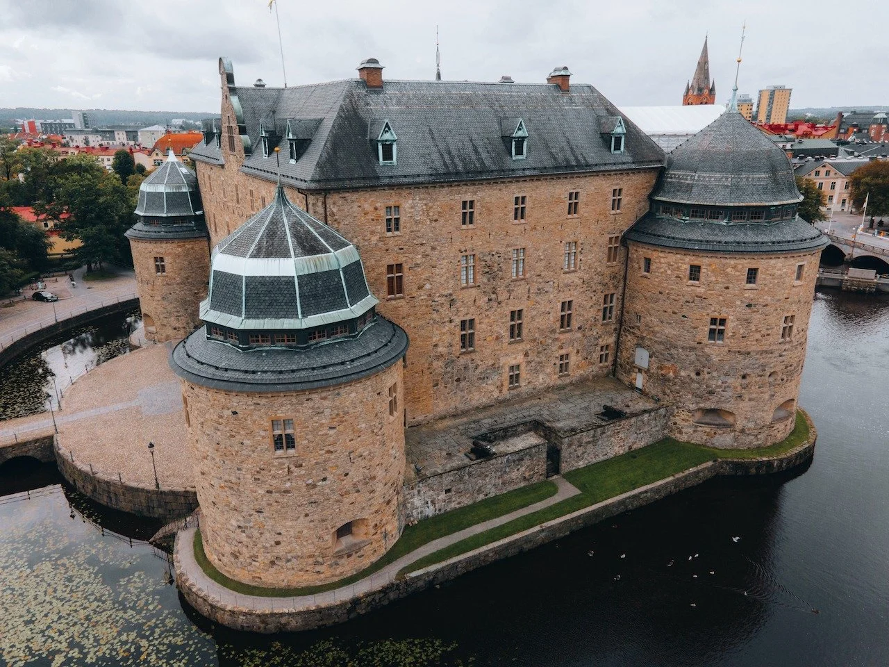 A fortress rising straight from the water, &Ouml;rebro Castle feels timeless from above. Surrounded by calm canals and historic streets, this drone perspective reveals the perfect symmetry and strength of one of Sweden&rsquo;s most iconic castles. A 