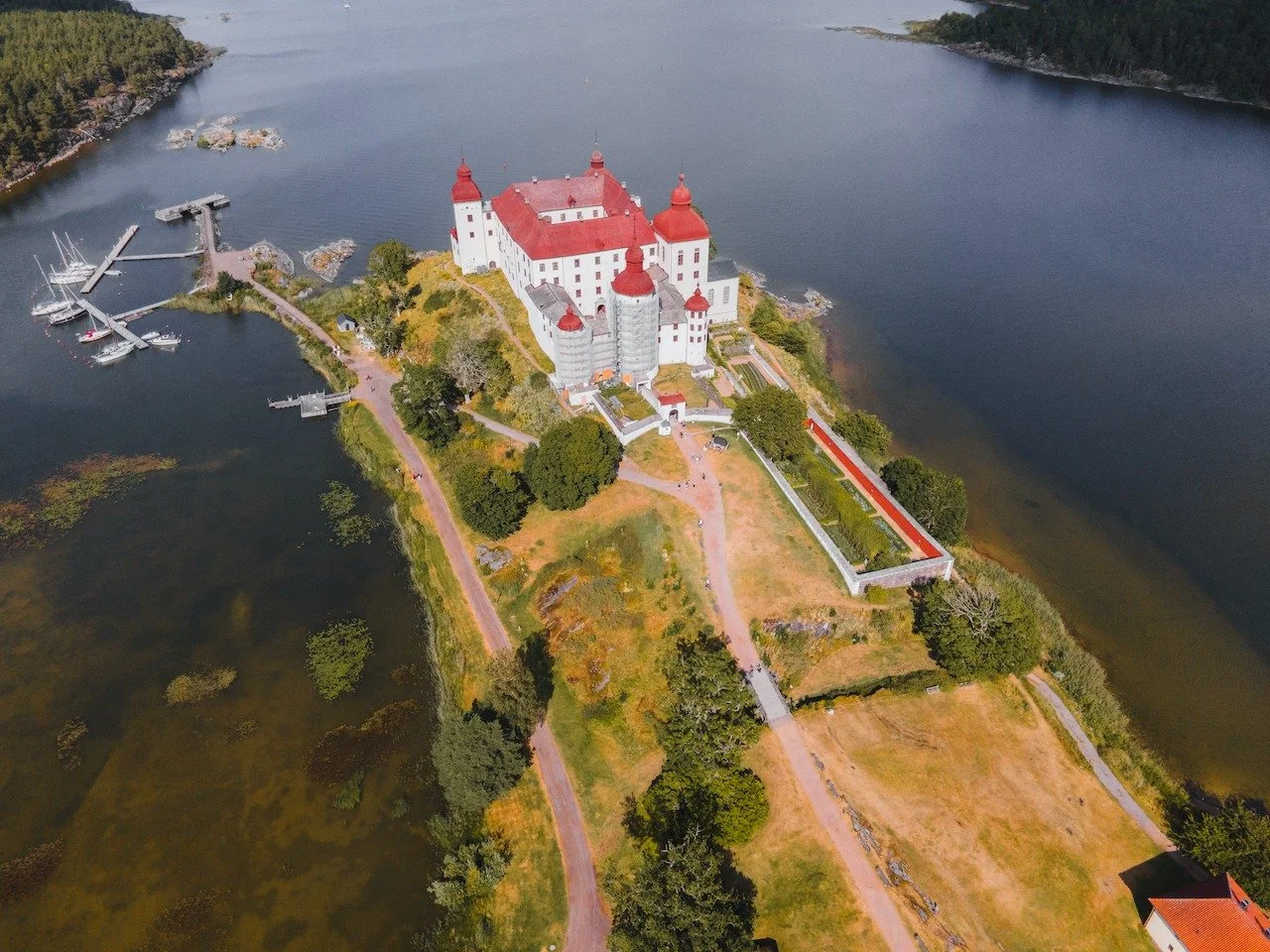 Standing alone by Lake V&auml;nern, L&auml;ck&ouml; Castle feels almost unreal from above. Surrounded by water, nature, and quiet landscapes, this historic castle is one of Sweden&rsquo;s most atmospheric landmarks. A perfect blend of history, symmet