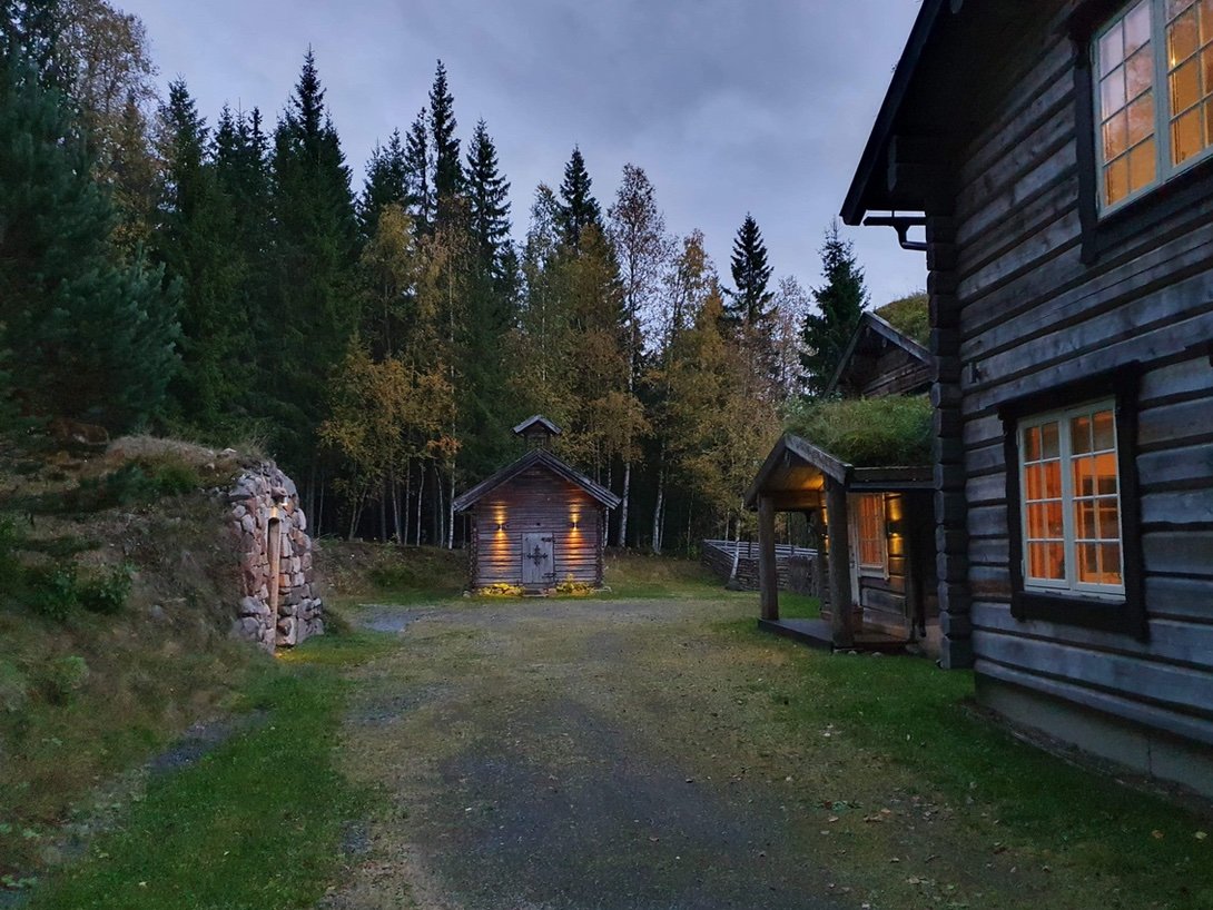 uteskog-og-bygg.jpg