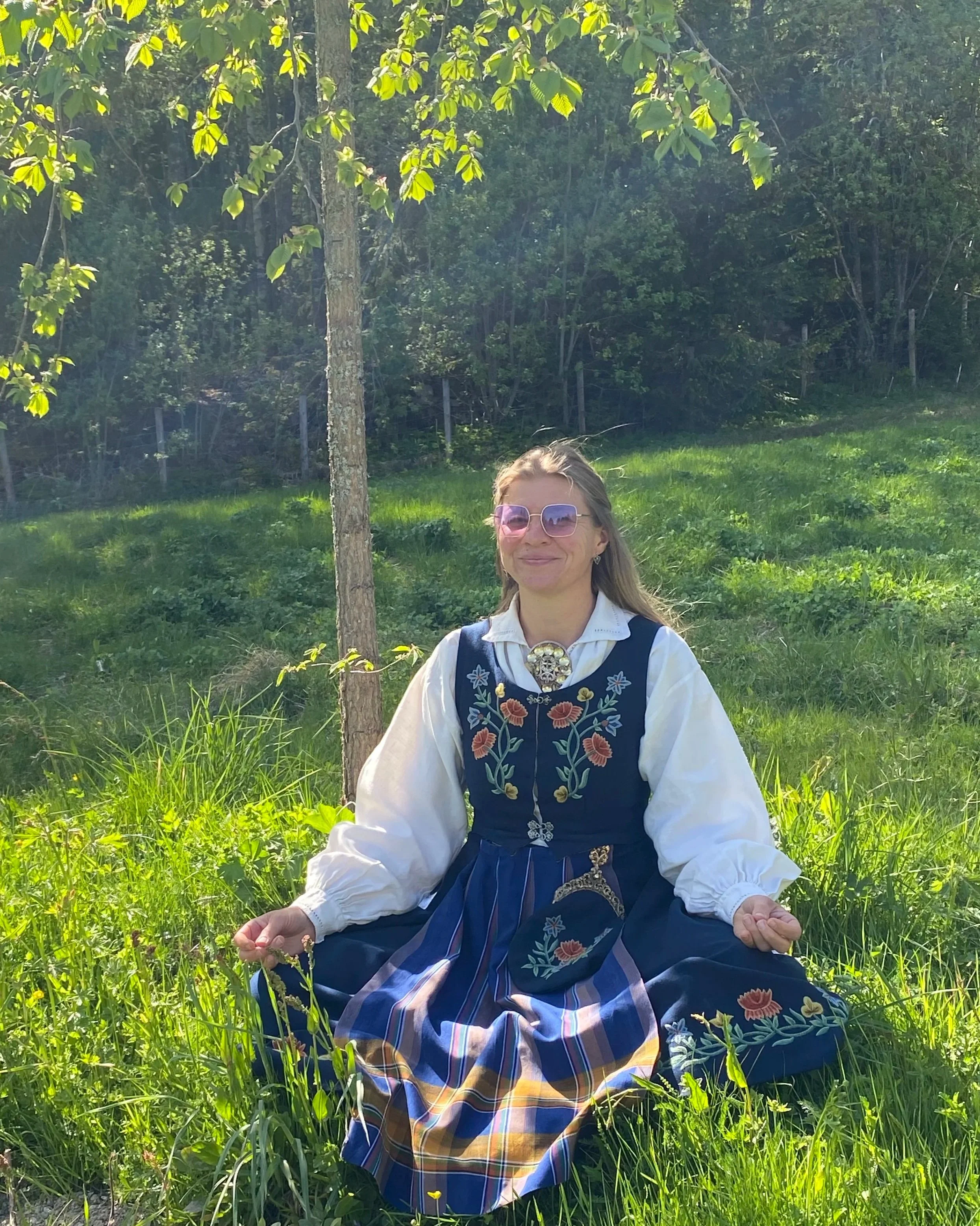 silje i meditasjonsstilling med bunad