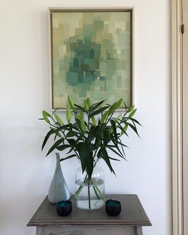 Loving my plain &amp; simple lilies against the back drop of my favorite painting &ldquo;Fade away&rdquo; painted in oil on canvas in 2018 by my very clever sis in-law @carriejeangoldsmith. I&rsquo;m not normally a massive fan of lilies, normally spe