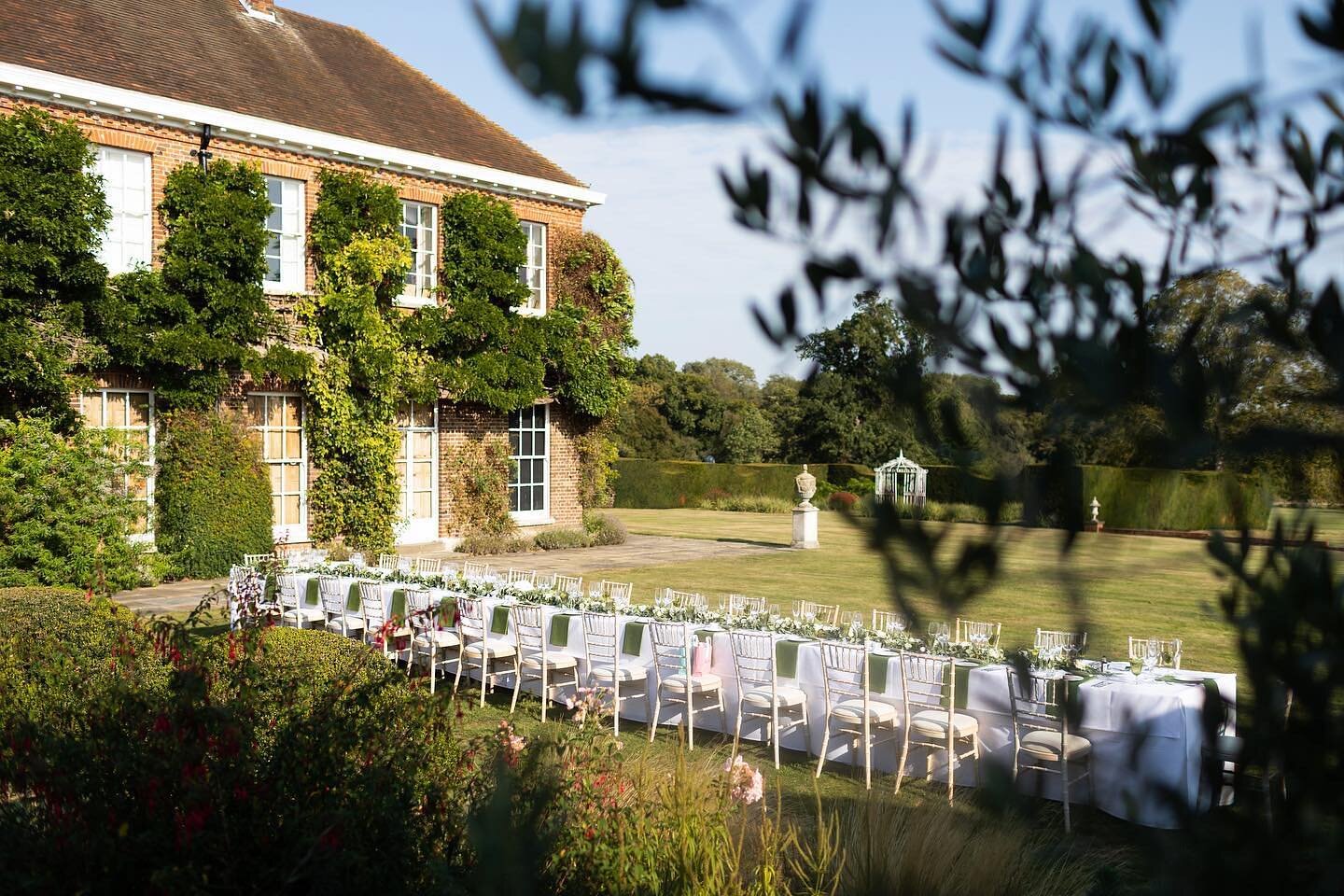 A very special Tuesday afternoon, seemingly the final day of the 2020 Indian Summer. For a wedding that should have been in France, this beautiful day and amazing location could not have been more of a perfect alternative! 👌✨💫