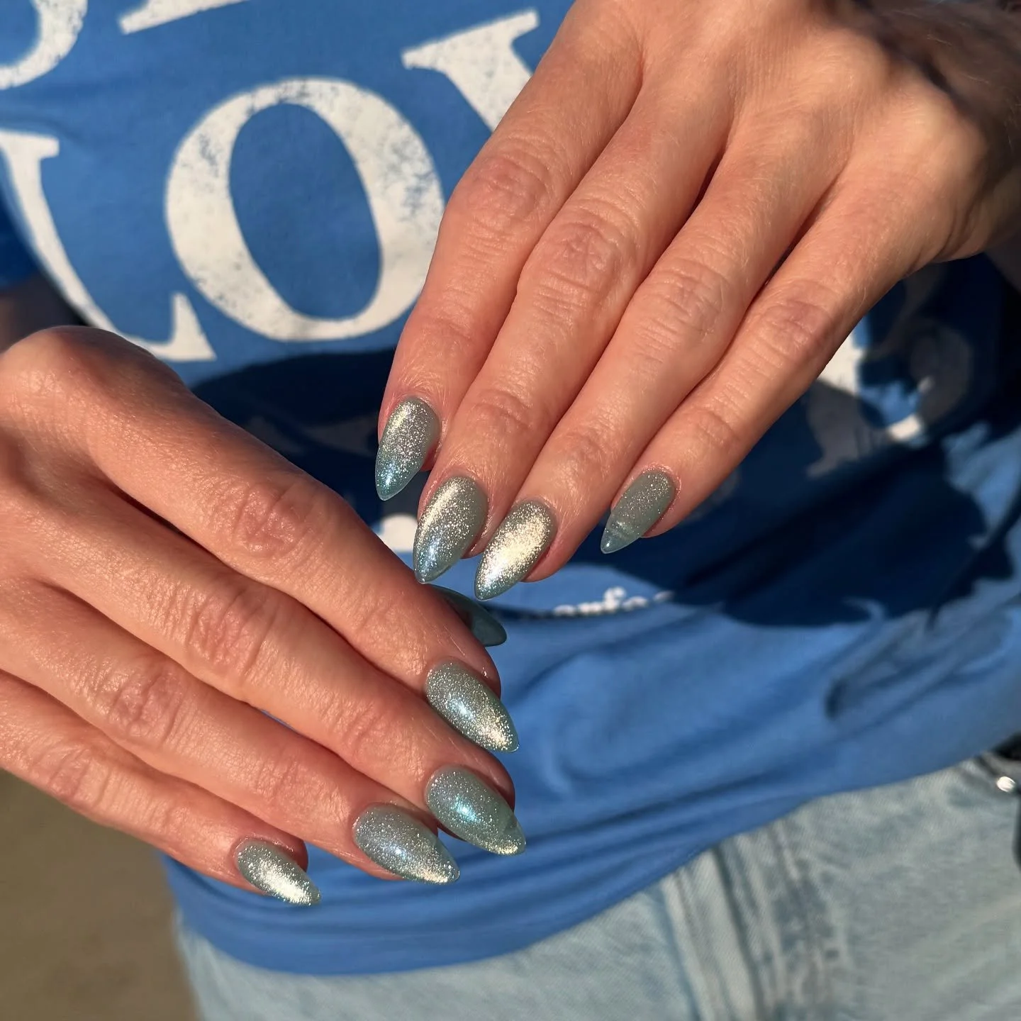 Magnetic glow ✨ Nails that shine with every move 💅
#magneticnails #catseyenails #gelnails #nailart #naildesign #nailsofinstagram #nailstagram #sparklenails #glitternails #trendnails #nailinspo #nailsoftheday
#magneticgelnails #catseyemagneticnails