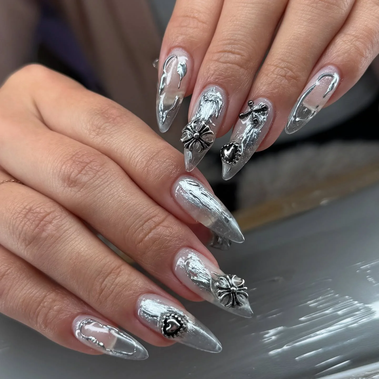 Shiny, bold & glam 💅
#chromeNailDesign #silverChromeNails #3DChromeNails #metallicChromeNails #luxuryNailDesign #longChromeNails #statementNailArt #silverNailDesign #glamChromeNails #3DNailArtDesign #boldChromeNails #nailArtForLongNails #trendy